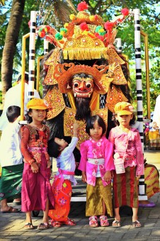 Berfoto Bareng Topeng Barong