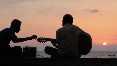 Obrolan muda dikala senja