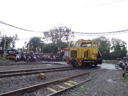 Sabar sek, nunggu si tuan lintasan lewat..
