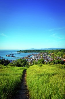 Bukit di Perkampungan Bajo