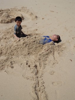 Bermain pasir