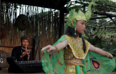 Menari Dan Bermain Musik Tradisional