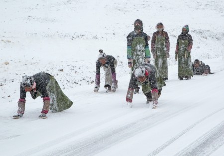 knee and worship in snow