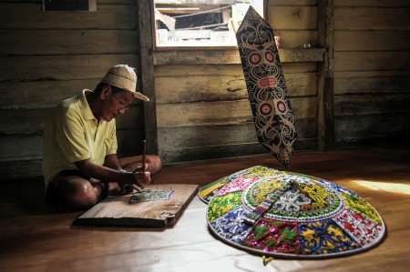 Pengukir motif dayak