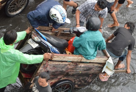 Saling membantu