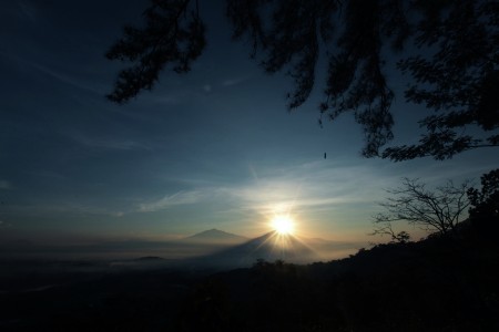 Matahari di atas Merapi