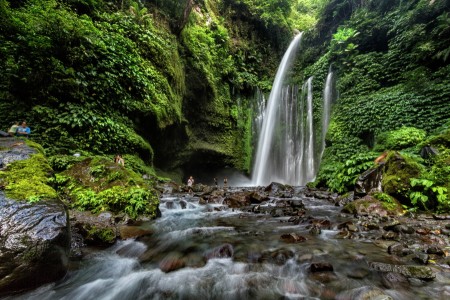 kecil di hadapan alam