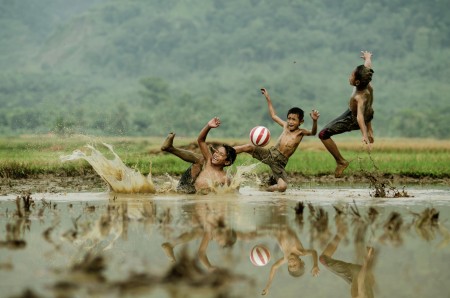 Bermain Bola di Lumpur