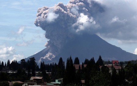 LETUSAN GUNUNG SINABUNG