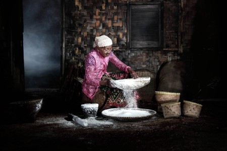 ngayak tepung beras