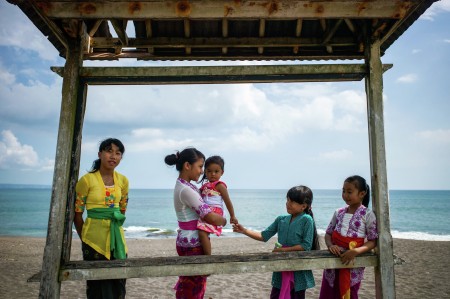 Bercengkrama di tepi pantai
