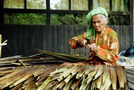ATAP RUMAH DARI DAUN RUMBIA