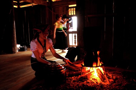 BÃªn báº¿p lá»­a há»“ng