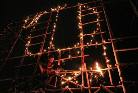 menyalakan lampu colok