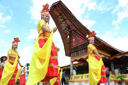 TORAJA DANCER