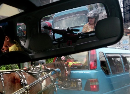 Delman terjebak macet