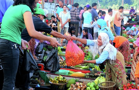 Buying and Selling in Floating Market